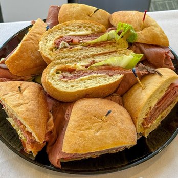 Café Luna - BLT Roast Beef - Coffee & Tea Near Me - Cambridge, Massachusetts