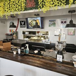 Sorianos Pizzeria - Look at the bar and kitchen