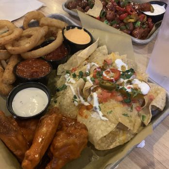 Buffalo Wild Wings - House sampler - Chicken Wings Near Me - Oxnard, California