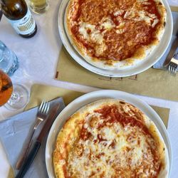 Lo Sfizio - Margherita and salami picante pizzas