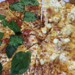 Capricciosas - Si pides una pizza grande puedes pedir mitad y mitad. Yo pedí mitad Feta y mitad Cuatro Quesos. ¡Deliciosa!