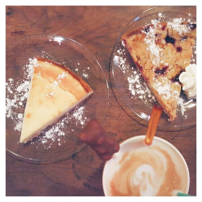 Foto de A Chacun Sa Tasse - Lyon, 69, FR. Cheesecake et tarte crumble mangue/framboise