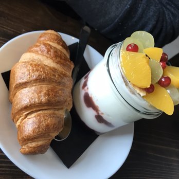 Neighbours Kitchen - Yoghurt breakfast - Breakfast & Brunch Near Me - Gdańsk, PM