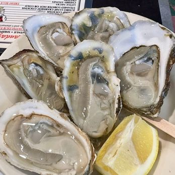 Randazzo's Clam Bar - @CafeTAMbien  1/2 dozen Oysters - Seafood Near Me - Brooklyn, New York