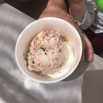 Dessert'D Organic Bake Shop - Organic strawberry ice cream w/naturally colored sprinkles - Desserts Near Me - Mammoth Lakes, California