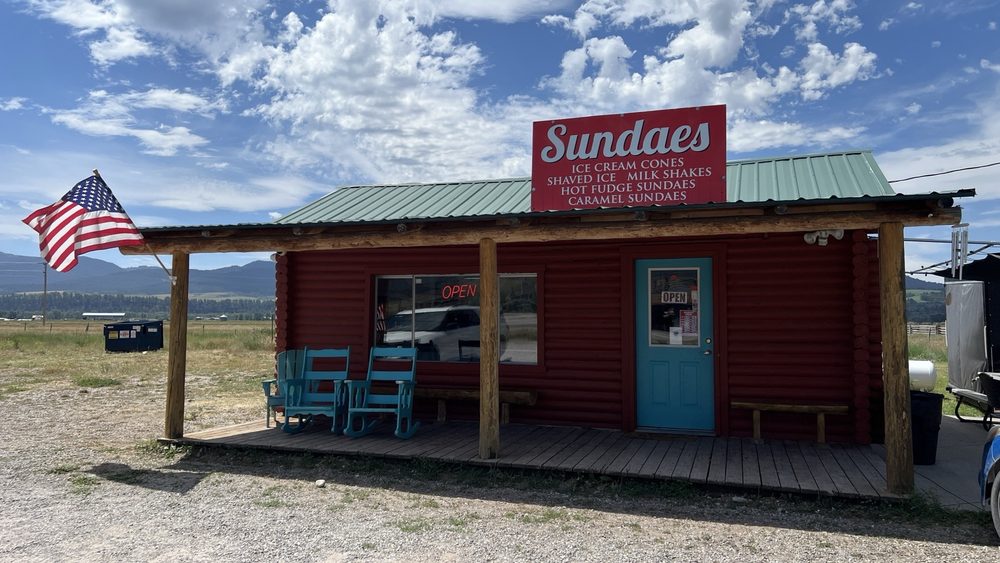 Sundae's Ice Cream & Italian Ice Logo