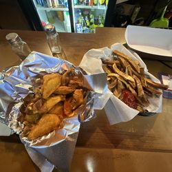 Nancy’s Middlesex Tavern - Mild wings with fries