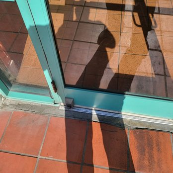 El Pollo Loco - Me, standing outside the locked doors at 10:10am while the employees are inside looking at me. - Fast Food Near Me - Glendale, California El Pollo Loco - Me, standing outside the locked doors at 10:10am while the employees are inside looking at me. - Fast Food Near Me - Glendale, California