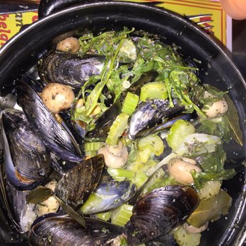 Les Moules - Mussels with tarragon and picked mushrooms - Belgian Near Me - Praha-1, Puerto Rico Les Moules - Mussels with tarragon and picked mushrooms - Belgian Near Me - Praha-1, Puerto Rico