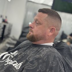 Los Originals Barbershop - Anthony the barber starting the day early 6:00AM haircuts