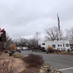 Peculiar Park Place RV Park - Rigg pull in area for check in
