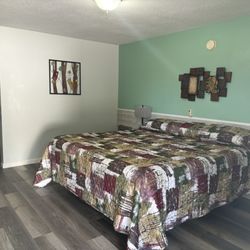 Sioux Motel - Very comfortable king bed.
