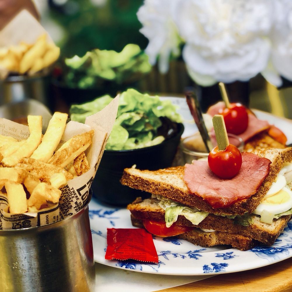 Café Cassette - Club Poulet - Breakfast & Brunch Near Me - Paris, 75 Café Cassette - Club Poulet - Breakfast & Brunch Near Me - Paris, 75
