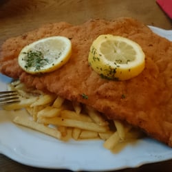 Neue Welt - Schnitzel mit Pommes am 17.03.2015, eine Ecke habe ich schon abgeschnitten, hatte das Foto vergessen