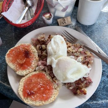 Noon Mark Diner - Corn beef hash with two pouched eggs - American Near Me - Keene Valley, New York Noon Mark Diner - Corn beef hash with two pouched eggs - American Near Me - Keene Valley, New York