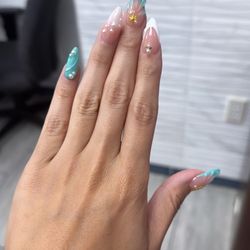 Tully's Nails & Spa - Lynn did an amazing job!