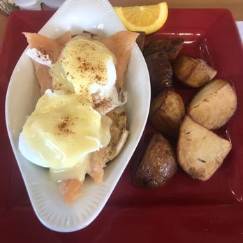 Toasted Mango Cafe - Eggs Benedict with Smoked Salmon & potatoes - Cafes Near Me - Sarasota, Florida