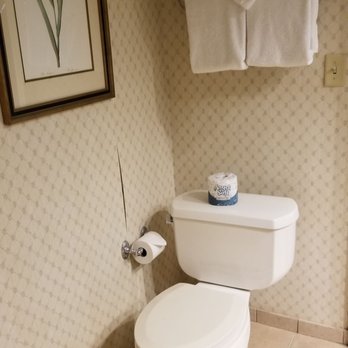 Planters Inn - Bathroom is spacious - Hotels Near Me - Savannah, Georgia