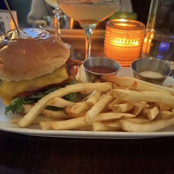Farm Bar - Lakeview - Fried Fish Sandwich - Bars Near Me - Chicago, Illinois