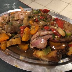 La Guapa Cantina - Lomo envuelto en panceta con papines zanahorias y tomates cherri. Excelente!!!!