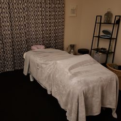 Massage by Lynni - Relaxing treatment room