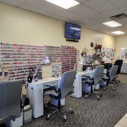 Rosa Nails - Manicure stations and some of the choices of colors