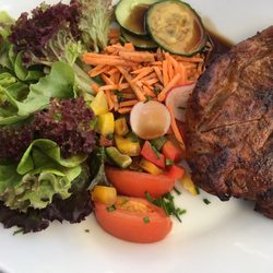 Bistro Dienstleistungszentrum - Steak mit Salat