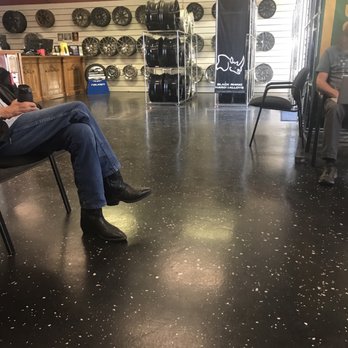 Barney's Tire & Wheel - Waiting area - Tires Near Me - Temecula, California
