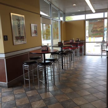 Carl's Jr - High tables - Fast Food Near Me - Palm Desert, California