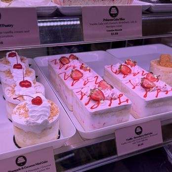 Mayu's Cakes & Bakery - Mini cakes - Custom Cakes Near Me - Pittsburg, California Mayu's Cakes & Bakery - Mini cakes - Custom Cakes Near Me - Pittsburg, California