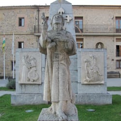 Hotel Santo Domingo Bernardo de Fresneda - Pilgrims Statue Outside Parador