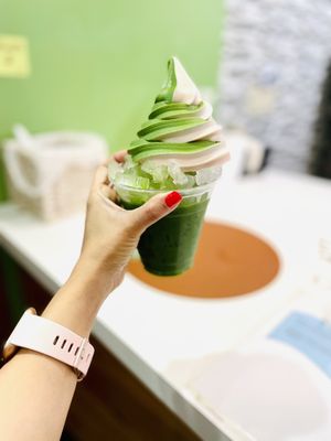 Photo of Premium Matcha Cafe Maiko - ホノルル, HI, US. Matcha strawberry swirl on a float