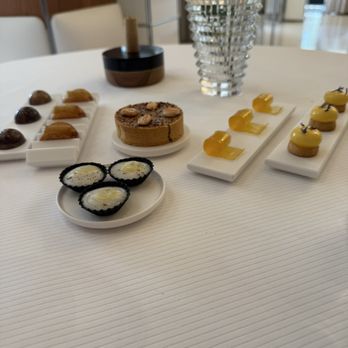 L'Assiette Champenoise - Dessert medley - Champagne Bars Near Me - Tinqueux, 51