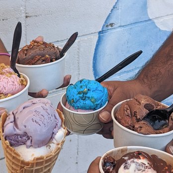 Magic Fountain - Honestly don't know what everyone got-- but so many options! - Ice Cream & Frozen Yogurt Near Me - Mattituck, New York