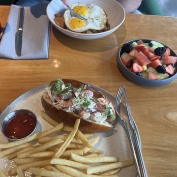 BALEENkitchen - Lobster Roll and Seasonal Breakfast Hash and Seasonal Fruit - Seafood Near Me - Redondo Beach, California