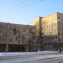 Helsingin Kauppakorkeakoulu - Korkeakoulun päärakennus Helsingin Etu-Töölössä, Runeberginkatu 14-16. Rakennuksen suunnittelivat arkkitehdit Harmia ja Baeckman