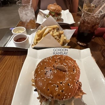 Gordon Ramsay Burger Las Vegas - Stout burger and truffle Parmesan fries - Burgers Near Me - Las Vegas, Nevada Gordon Ramsay Burger Las Vegas - Stout burger and truffle Parmesan fries - Burgers Near Me - Las Vegas, Nevada