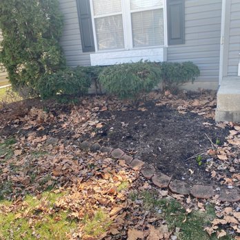 SRB construction and landscaping - Front bed before servicing - Landscaping Near Me - Middletown, Ohio SRB construction and landscaping - Front bed before servicing - Landscaping Near Me - Middletown, Ohio