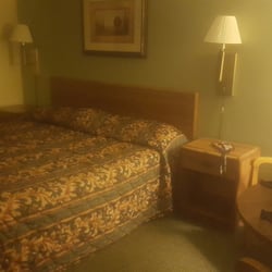 Highland Hotel & Convention Center - 70s style room. Smells like grandma died here.