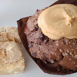 NibblexNosh - Rum Coffee Bar & Chocolate Peanut Butter Muffin. Delicious!