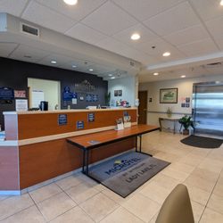 Microtel Inn & Suites by Wyndham Lady Lake/The Villages - Hotel Front Desk.