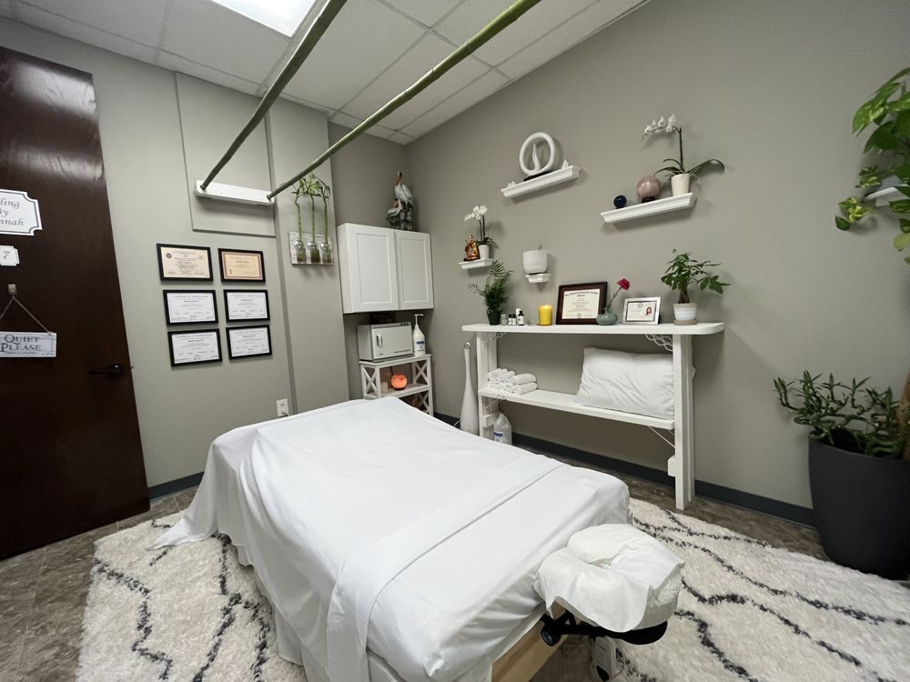 Heal & Revive Massage Logo