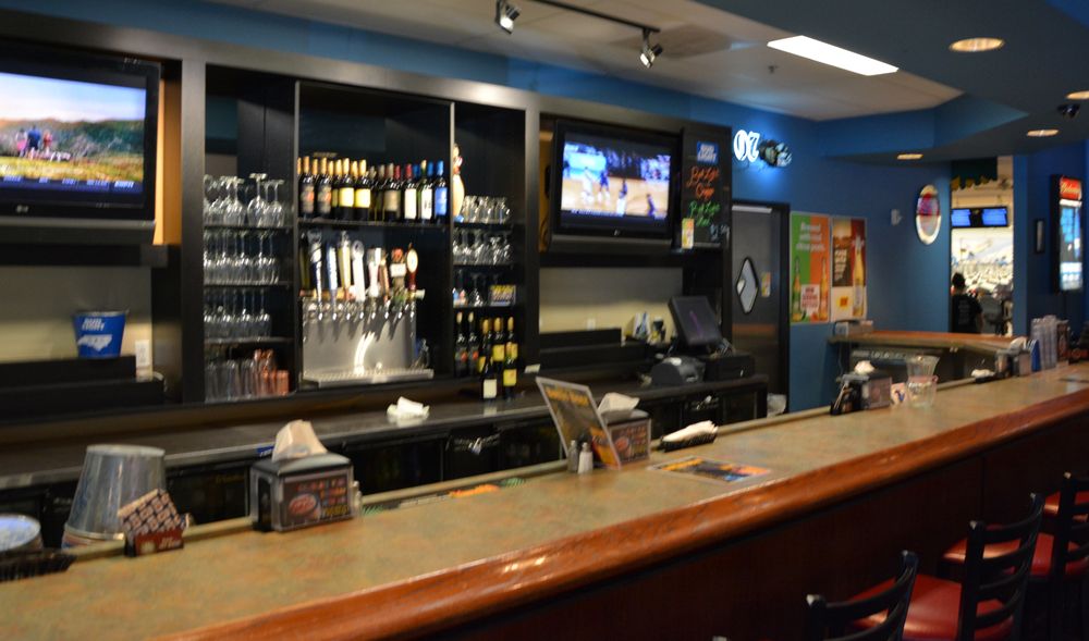 FINISH LINE RESTAURANT & LOUNGE Updated May 2024 125 Morlake Dr