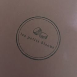 Les Petits Bisous! - Love their logo!