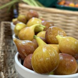 Bakerton Market - Neighbor Produce brings fresh figs