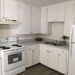 Driftwood Apartments - Kitchen