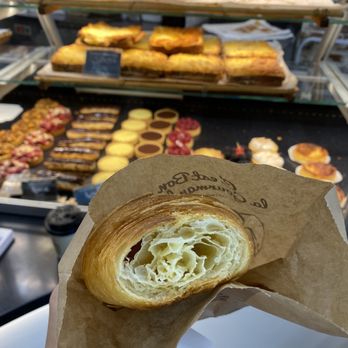 Tout Autour du Pain - 1.50 really good but too cold - Bakeries Near Me - Paris, 75