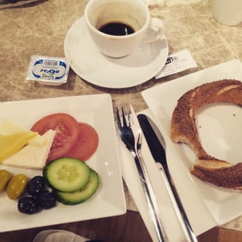 Turkish Airlines CIP Lounge - Fırından yeni çıkmış tazecik simit - Airport Lounges Near Me - Istanbul, 34