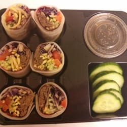 Marks & Spencer Food - Rouleaux de boeuf teriyaki avec concombre, radis blanc, choux rouge, poivrons - 5,5€ : délicieux !!!!