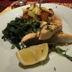 Don Camillo - Lachs mit Spinat und Röstkartoffeln